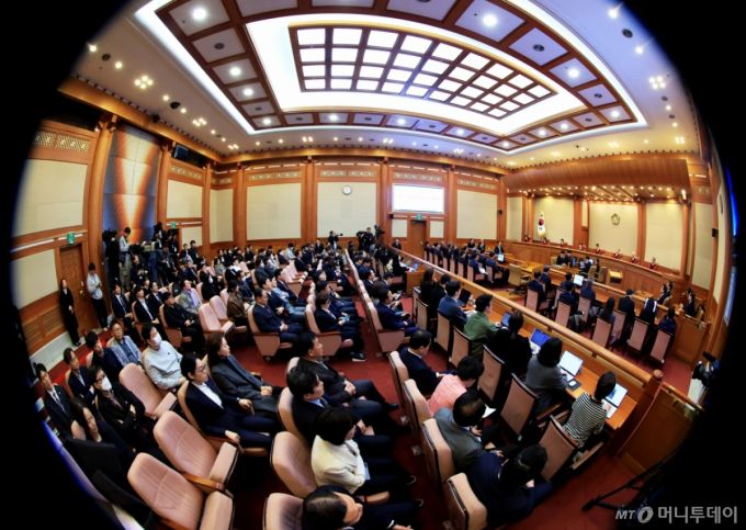 (서울=뉴스1) 사진공동취재단 = 4일 오전 서울 종로구 헌법재판소 대심판정에서 윤석열 대통령 탄핵심판 결정이 선고되고 있다. 2025.4.4/뉴스1  Copyright (C) 뉴스1. All rights reserved. 무단 전재 및 재배포,  AI학습 이용 금지. /사진=(서울=뉴스1) 사진공동취재단