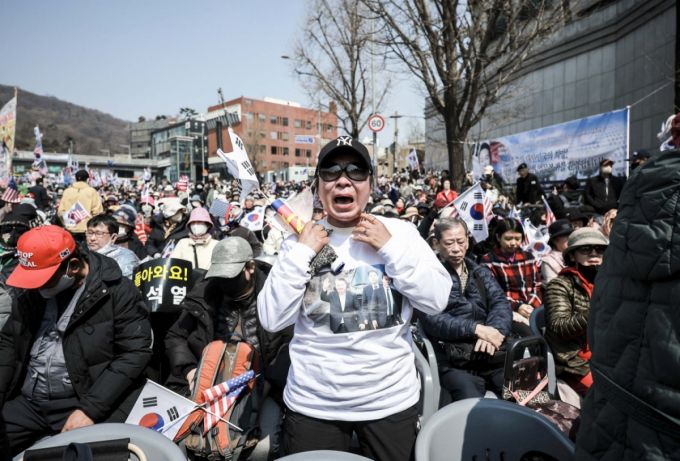[서울=뉴시스] 정병혁 기자 = 윤석열 대통령 탄핵심판이 인용된 4일 서울 용산구 한남동 관저 앞에서 열린 탄핵 반대 집회에서 한 참가자가 소리치고 있다. 2025.04.04