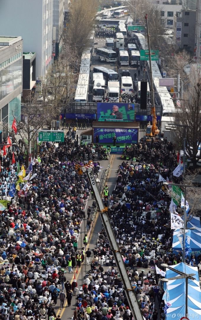 (서울=뉴스1) 김명섭 기자 = 윤석열 대통령  탄핵심판 선고일인 4일 오전 서울 종로구 안국역 인근에서 열린 탄핵 촉구 집회 참가자들이 선고를 기다리고 있다. 2025.4.4/뉴스1  Copyright (C) 뉴스1. All rights reserved. 무단 전재 및 재배포,  AI학습 이용 금지. /사진=(서울=뉴스1) 김명섭 기자
