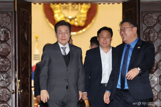 [서울=뉴시스] 권창회 기자 = 이재명 더불어민주당 대표가 4일 서울 여의도 국회에서 열린 본회의를 바치고 본회의장을 나서고 있다. 2025.04.04. kch0523@newsis.com /사진=권창회