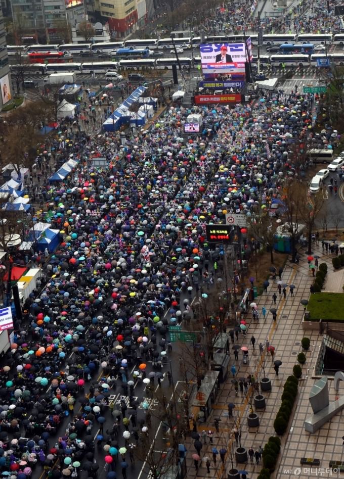 [서울=뉴시스] 박주성 기자 = 헌법재판소가 윤석열 대통령의 파면을 선고한 가운데 5일 서울 종로구 동화면세점 앞에서 윤석열 전 대통령 지지자들과 자유통일당 등 보수단체 회원들이 탄핵 무효를 촉구하는 집회를 하고 있다. 2025.04.05. park7691@newsis.com /사진=