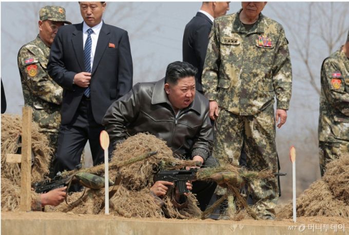 북한 노동당 기관지 노동신문은 5일 "김정은 동지께서 4월 4일 조선인민군 특수작전부대들의 훈련기지를 방문하시고 종합훈련을 지도했다"라고 보도했다. 이날 김 총비서는 특수작전능력을 고도화하기 위한 일련의 중대 조치들을 취할 데에 대한 중요 과업을 지시했다고 한다. / 사진=뉴스1