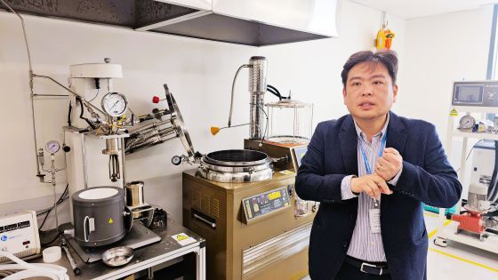 한국식품산업클러스터진흥원 기능성식품부 배정민 부장이 초고압추출기 앞에서 각종 기구들을 설명하고 있다/사진=류준영 기자