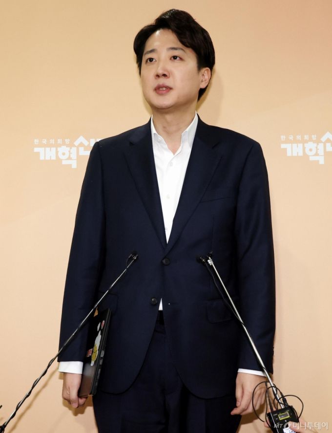 [서울=뉴시스] 조성봉 기자= 개혁신당 대선후보인 이준석 의원이 4일 오후 서울 여의도 국회에서 조기 대선에 대한 취재진의 질문에 답변하고 있다. 2025.04.04. suncho21@newsis.com /사진=조성봉