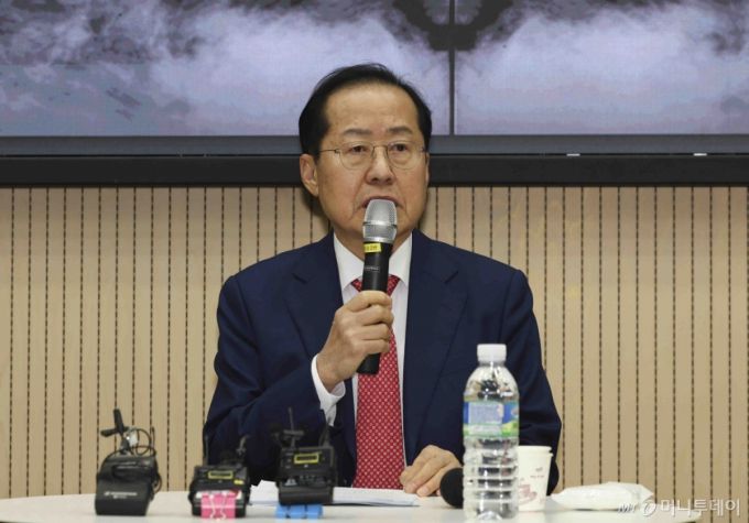 [서울=뉴시스] 김근수 기자 = 홍준표 대구시장이 19일 오후 서울시 관악구 서울대학교 사회과학대학에서 '한국 정치의 미래를 묻다’를 주제로 강연하고 있다. 2025.03.19 /사진=김근수