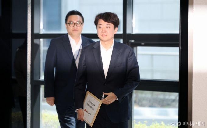 [과천=뉴시스] 김선웅 기자 = 이준석 개혁신당 의원이 8일 경기 과천시 중앙선거관리위원회에서 오는 6월 3일 실시되는 제21대 대통령선거에 예비후보 등록을 하기 위해 접수장소로 들어서고 있다. 2025.04.08. mangusta@newsis.com /사진=김선웅