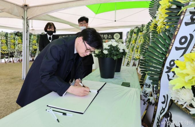 한동훈 전 국민의힘 대표가 지난 29일 경북 안동 산불 재난 희생자 합동분향소를 찾아 조문하고 있다. (영양군 제공. 재판매 및 DB 금지) 2025.3.30/사진=뉴스1 /사진=(서울=뉴스1) 김민지 기자