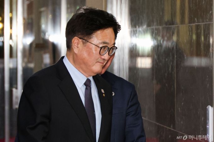 [서울=뉴시스] 권창회 기자 = 우원식 국회의장이 8일 오전 서울 여의도 국회로 출근하고 있다. 2025.04.08. kch0523@newsis.com /사진=권창회