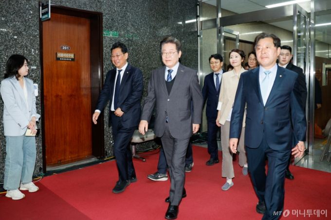 (서울=뉴스1) 안은나 기자 = 이재명 더불어민주당 대표가 9일 오전 서울 여의도 국회에서 21대 대통령 선거 출마를 위한 대표직 사퇴 의사를 밝힌 뒤 최고위원들과 기념 촬영을 위해 본청 계단으로 이동하고 있다. 2025.4.9/뉴스1  Copyright (C) 뉴스1. All rights reserved. 무단 전재 및 재배포,  AI학습 이용 금지. /사진=(서울=뉴스1) 안은나 기자