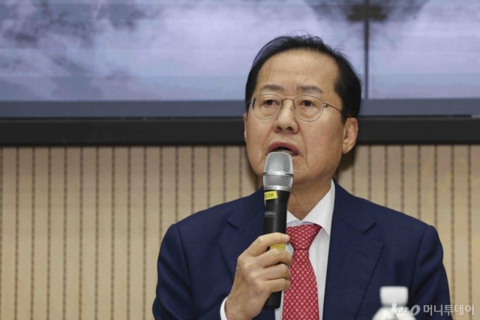 홍준표 대구시장이 19일 오후 서울시 관악구 서울대학교 사회과학대학에서 '한국 정치의 미래를 묻다’를 주제로 강연하고 있다. 2025.03.19. /사진=뉴시스 /사진=김근수