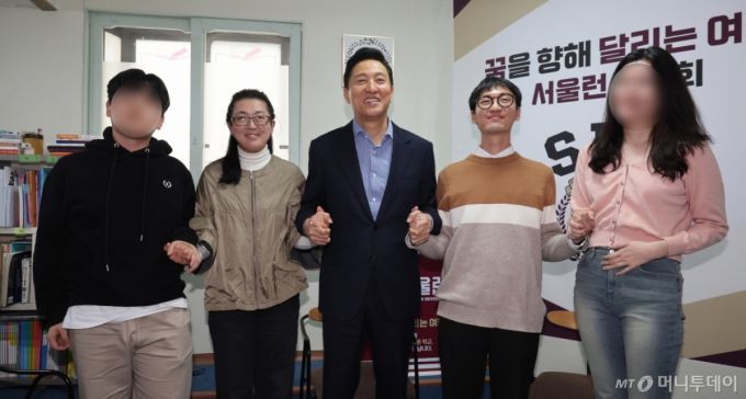 오세훈 서울시장이 8일 오전 서울 금천구 독산로 한 공부방에서 열린 2025년 서울런 학생 초청 간담회에 앞서 참석자들과 기념촬영하고 있다. (공동취재) 2025.04.08. /사진=뉴시스 /사진=홍효식