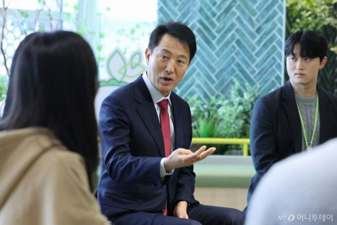 오세훈 서울시장이 9일 오후 서울 도봉구 청년취업사관학교 도봉캠퍼스에서 열린 간담회에서 교육생들과 대화하고 있다.  오 시장은 오는 13일 서울시정 핵심으로 삼은 '약자동행'을 상징할 수 있는 곳에서 대선 출마를 선언할 예정이다. 2025.4.9/사진=뉴스1 /사진=(서울=뉴스1) 신웅수 기자