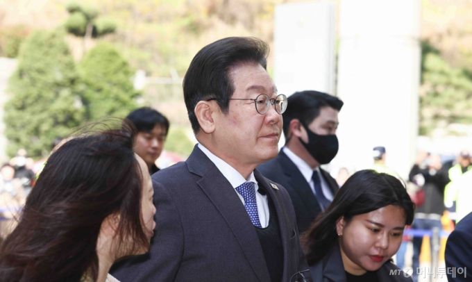 이재명 더불어민주당 대표가 8일 오전 서울 서초구 서울중앙지방법원에서 열린 대장동 배임 및 성남FC 뇌물 혐의 공판에 출석하고 있다. 2025.04.08. /사진=뉴시스 /사진=김근수