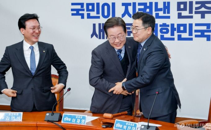 (서울=뉴스1) 안은나 기자 = 이재명 더불어민주당 대표가 9일 오전 서울 여의도 국회에서 열린 최고위원회의에 참석해 21대 대통령 선거 출마를 위한 대표직 사퇴 의사를 밝힌 뒤 박찬대 원내대표와 포옹하고 있다. 2025.4.9/뉴스1  Copyright (C) 뉴스1. All rights reserved. 무단 전재 및 재배포,  AI학습 이용 금지. /사진=(서울=뉴스1) 안은나 기자