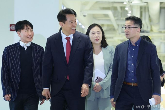 오세훈 서울시장이 9일 오후 서울 도봉구 청년취업사관학교 도봉캠퍼스에서 열린 간담회에 참석하고 있다.  오 시장은 오는 13일 서울시정 핵심으로 삼은 '약자동행'을 상징할 수 있는 곳에서 대선 출마를 선언할 예정이다. 2025.4.9/사진=뉴스1 /사진=(서울=뉴스1) 신웅수 기자