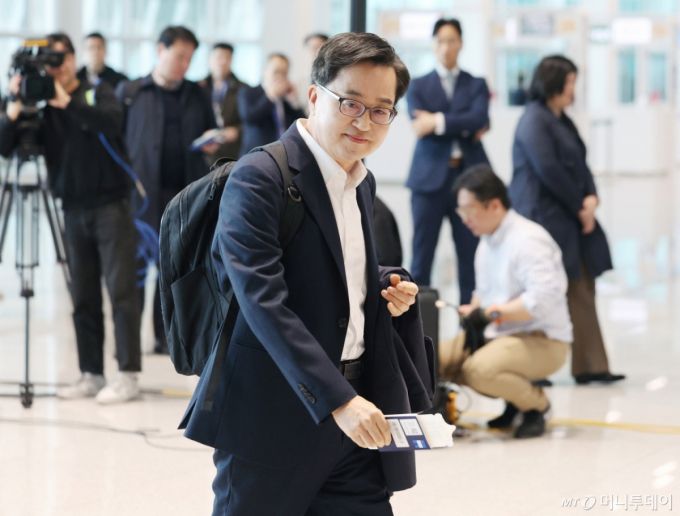 [인천공항=뉴시스] 김진아 기자 = 김동연 경기도지사가 9일 인천국제공항 제2터미널에서 자동차 부품 관세 대응을 위한 미국 출장에 앞서 대선 출마 선언을 마친 뒤 출국하고 있다.  2025.04.09. bluesoda@newsis.com /사진=김진아