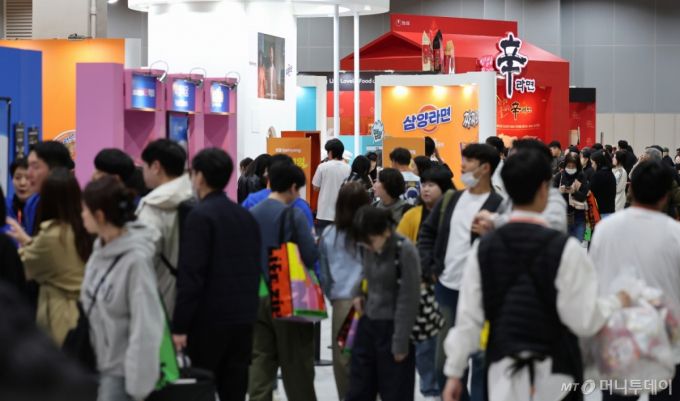 (서울=뉴스1) 장수영 기자 = 4일 서울 강서구 코엑스 마곡에서 열린 2025 대한민국 라면박람회를 찾은 관람객들이 전시 부스를 살펴보고 있다. 2025.4.4/뉴스1  Copyright (C) 뉴스1. All rights reserved. 무단 전재 및 재배포,  AI학습 이용 금지. /사진=(서울=뉴스1) 장수영 기자