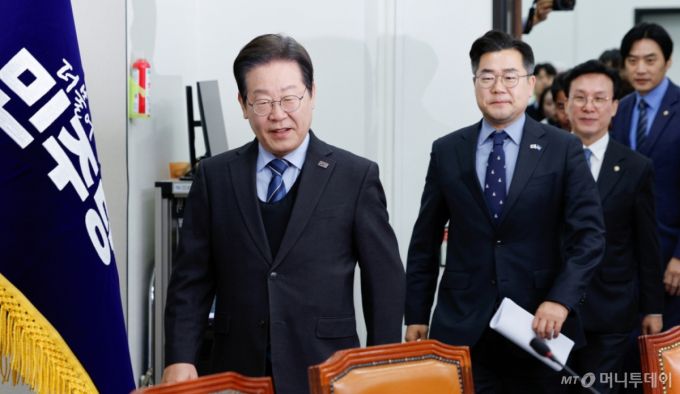 (서울=뉴스1) 안은나 기자 = 이재명 더불어민주당 대표, 박찬대 원내대표와 최고위원들이 9일 오전 서울 여의도 국회에서 열린 최고위원회의에 입장하고 있다. 2025.4.9/뉴스1  Copyright (C) 뉴스1. All rights reserved. 무단 전재 및 재배포,  AI학습 이용 금지. /사진=(서울=뉴스1) 안은나 기자