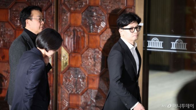 [서울=뉴시스] 권창회 기자 = 윤석열 대통령 탄핵안이 가결된 14일 오후 서울 여의도 국회 로텐더홀에서 한동훈 국민의힘 대표가 의원총회를 마치고 이동하고 있다.  2024.12.14. kch0523@newsis.com /사진=권창회