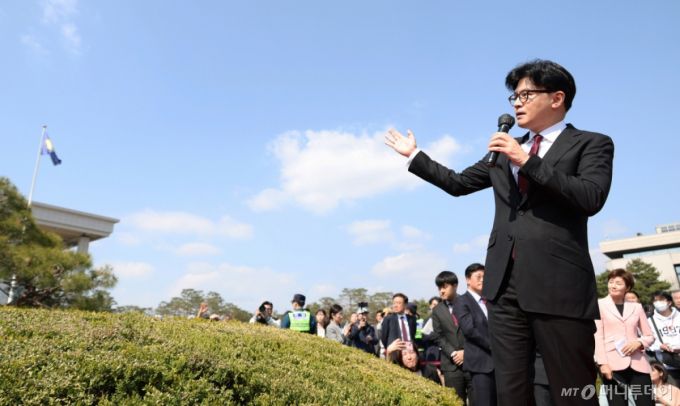 [서울=뉴시스] 조성우 기자 = 한동훈 전 국민의힘 대표가 10일 오후 서울 여의도 국회에서 제21대 대통령 선거 출마 선언을 하고 있다. 2025.04.10. xconfind@newsis.com /사진=조성우