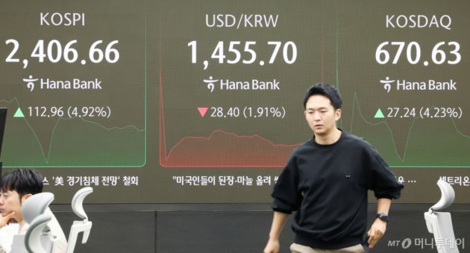 장 초반 코스피200선물 지수가 6% 가까이 치솟으면서 유가증권시장에 매수 사이드카가 발동한 10일 오전 서울 중구 하나은행 본점 딜링룸 전광판에 증시가 표시되고 있다. 코스피 매수 사이드카가 발동된 것은 글로벌 증시가 급락했다가 반등한 지난해 8월 6일 이후 8개월여 만이다. /사진=뉴스1