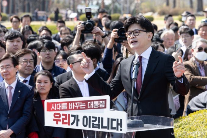 (서울=뉴스1) 이재명 기자 = 한동훈 국민의힘 전 대표가 10일 오후 서울 여의도 국회에서 제21대 대통령선거 출마 선언 기자회견을 하고 있다. 2025.4.10/뉴스1  Copyright (C) 뉴스1. All rights reserved. 무단 전재 및 재배포,  AI학습 이용 금지. /사진=(서울=뉴스1) 이재명 기자