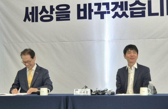 박종래 UNIST 총장(왼쪽), 이세돌 교수(오른쪽) /사진= 박건희 기자