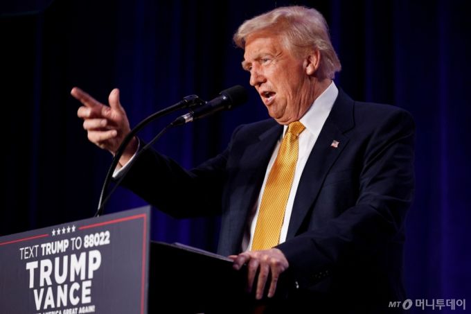 (워싱턴 AFP=뉴스1) 우동명 기자 = 미국 공화당 대통령 후보인 도널드 트럼프 전 대통령이 19일(현지시간) 워싱턴에서 열린 '미국의 반유대주의와 투쟁' 행사에 참석해 “유대계 미국인들이 백악관에서 경험한 가장 친한 친구가 될 것”이라고 주장하고 있다. 2024.09.20  ⓒ AFP=뉴스1  Copyright (C) 뉴스1. All rights reserved. 무단 전재 및 재배포,  AI학습 이용 금지. /사진=(워싱턴 AFP=뉴스1) 우동명 기자