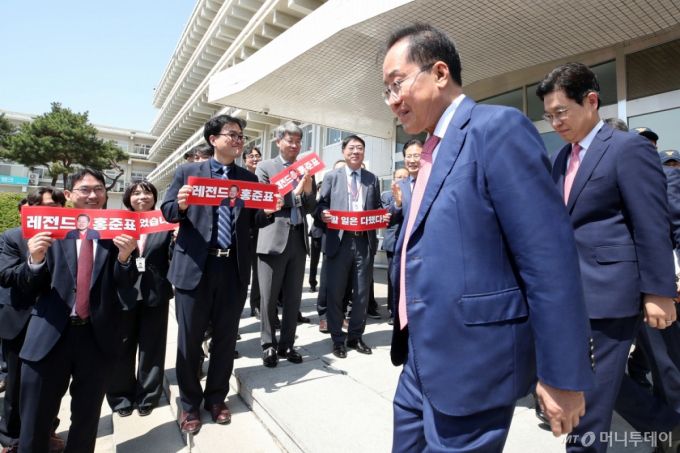 (대구=뉴스1) 공정식 기자 = 대권에 도전하는 홍준표 대구시장이 11일 오전 대구 북구 대구시청 산격청사에서 퇴임식을 마친 뒤 직원들의 배웅을 받으며 청사를 나서고 있다. 2025.4.11/뉴스1  Copyright (C) 뉴스1. All rights reserved. 무단 전재 및 재배포,  AI학습 이용 금지. /사진=(대구=뉴스1) 공정식 기자