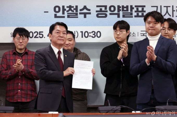 [서울=뉴시스] 제21대 대통령 선거 출마를 선언한 안철수 국민의힘 의원이 13일 오전 서울 여의도 국회 의원회관에서 대선 공약을 발표한 뒤 지자자로부터 정책제안서를 전달 받고 있다. 2025.04.13. xconfind@newsis.com /사진=조성우