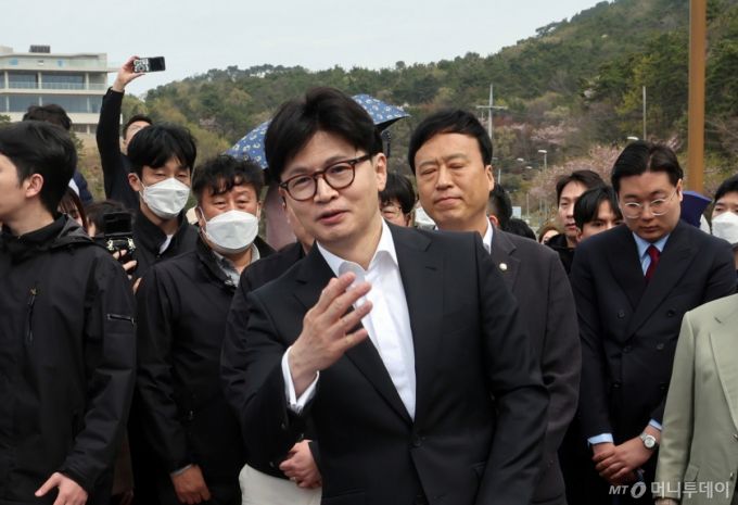 [부산=뉴시스] 하경민 기자 = 대통령 선거 출마 선언한 한동훈 국민의힘 전 대표가 12일 부산 강서구 가덕도 대항전망대를 방문, 가덕도신공항 건설 예정지를 둘러보고 있다. 2025.04.12. yulnetphoto@newsis.com /사진=하경민