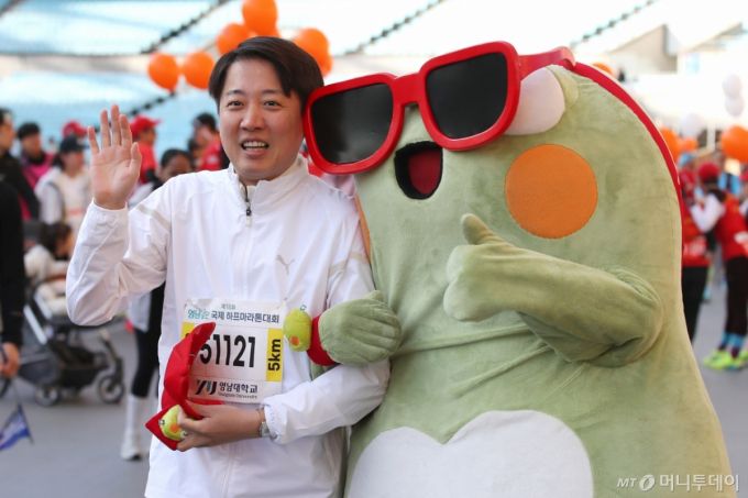 (대구=뉴스1) 공정식 기자 = 대권에 도전하는 이준석 개혁신당 의원이 13일 오전 대구 수성구 대구스타디움에서 열린 지역 마라톤대회에 참가해 두꺼비를 활용한 수성구 캐릭터 '뚜비'와 기념촬영하고 있다. 2025.4.13/뉴스1  Copyright (C) 뉴스1. All rights reserved. 무단 전재 및 재배포,  AI학습 이용 금지. /사진=(대구=뉴스1) 공정식 기자