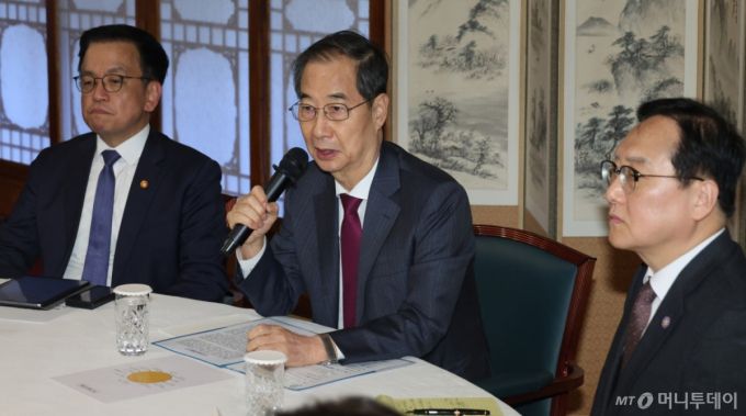 [서울=뉴시스] 조수정 기자 = 한덕수 대통령 권한대행 국무총리가 14일 서울 공관에서 열린 경제안보전략 TF 회의를 주재하고 있다. 왼쪽은 최상목 경제부총리 겸 기획재정부 장관, 오른쪽은 정인교 통상교섭본부장. (대통령실통신사진기자단) 2025.04.14. chocrystal@newsis.com /사진=조수정