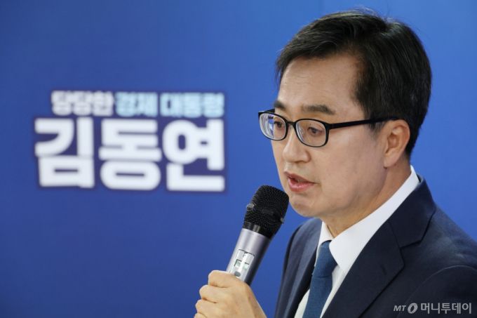 [서울=뉴시스] 조성우 기자 = 제21대 대통령 선거 출마를 선언한 김동연 경기도지사가 13일 오후 서울 영등포구 여의도에 마련된 대선 캠프에서 열린 '유쾌한 캠프의 더 유쾌한 다방'행사에서 발언하고 있다. 2025.04.13. xconfind@newsis.com /사진=조성우