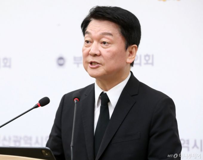 (부산=뉴스1) 윤일지 기자 = 국민의힘 대권주자인 안철수 의원이 14일 오전 부산 연제구 부산시의회 브리핑룸에서 기자회견을 열고 부산지역 공약을 발표하고 있다. 2025.4.14/뉴스1  Copyright (C) 뉴스1. All rights reserved. 무단 전재 및 재배포,  AI학습 이용 금지. /사진=(부산=뉴스1) 윤일지 기자