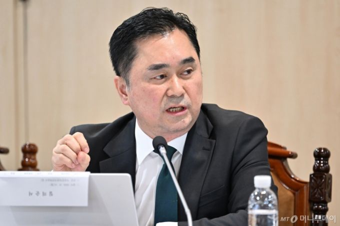 [나주=뉴시스] 이영주 기자 = 김종민 무소속 의원이 14일 오후 전남 나주시 한국전력공사 본사에서 열린 산업통산자원중소벤처기업위원회 국정감사에서 김동철 한국전력공사 사장에게 질의하고 있다. 2024.10.14. leeyj2578@newsis.com /사진=