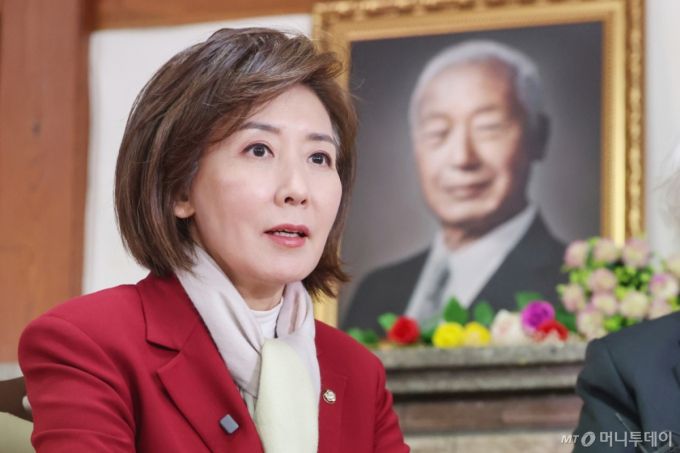 (서울=뉴스1) 민경석 기자 = 국민의힘 대선후보 경선에 뛰어든 나경원 의원이 13일 오후 서울 종로구 이화장을 찾아 이영일 전 의원과 환담을 나누고 있다.  2025.4.13/뉴스1  Copyright (C) 뉴스1. All rights reserved. 무단 전재 및 재배포,  AI학습 이용 금지. /사진=(서울=뉴스1) 민경석 기자