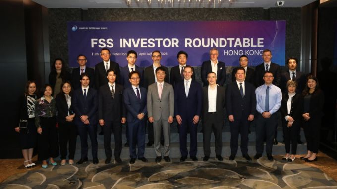 이복현 금융감독원장이 14일 홍콩 JW 메리어트 호텔에서 열린 홍콩 투자자설명회에서 글로벌IB 임원 및 증권업 협회 관계자 등과 기념촬영을 하고 있다./사진=금융감독원