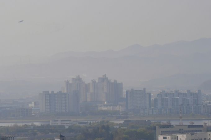 (포항=뉴스1) 최창호 기자 = 9일 오전 경북 포항시 전역이 희뿌연 초미세먼지에 덮여있다.   오전 포항 미세먼지 86㎍/m³ 나쁨 수준이다. 2025.4.9/뉴스1  Copyright (C) 뉴스1. All rights reserved. 무단 전재 및 재배포,  AI학습 이용 금지. /사진=(포항=뉴스1) 최창호 기자