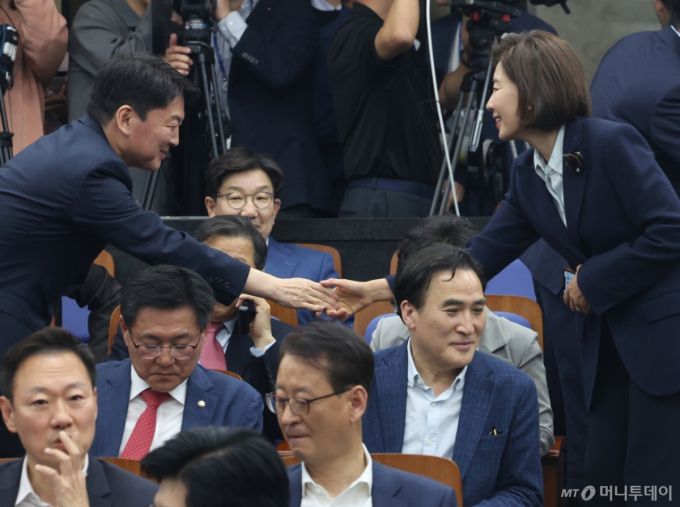 (서울=뉴스1) ,송원영 기자 = 안철수 국민의힘 의원과 나경원 당선인이 22일 서울 여의도 국회에서 열린 제22대 국회의원 당선자총회에서 인사를 나누고 있다. 2024.4.22/뉴스1  Copyright (C) 뉴스1. All rights reserved. 무단 전재 및 재배포,  AI학습 이용 금지. /사진=(서울=뉴스1) ,송원영 기자