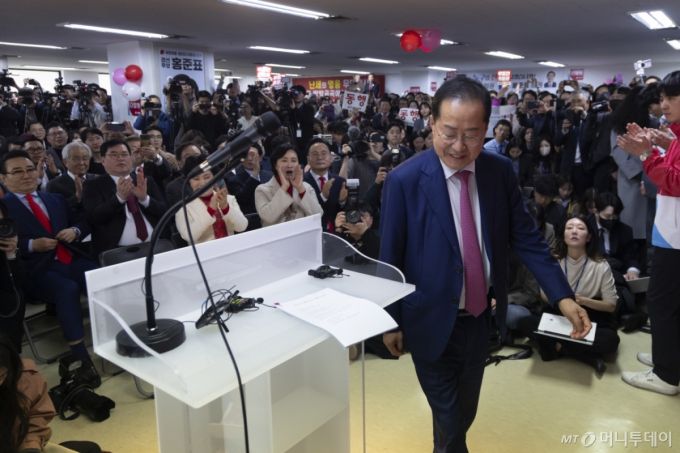 홍준표 전 대구시장이 14일 서울 여의도 선거사무실에서 제21대 대통령선거 출마선언을 하기 위해 단상에 오르고 있다. (공동취재) 2025.04.14. /사진=뉴시스 /사진=권창회