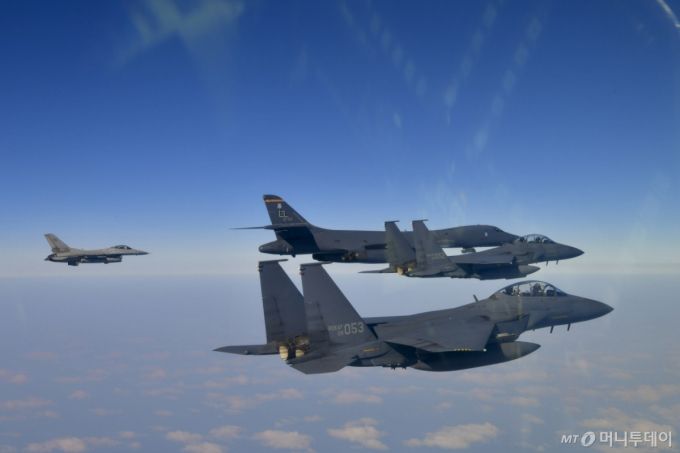 한미 양국이 지난 2월20일 미국 B-1B 전략폭격기 '랜서'가 전개한 가운데 올해 첫 연합 공중훈련을 하고 있다. 도널드 트럼프 행정부 정식 출범 이후 진행된 첫 공중 훈련이기도 하다. / 사진=국방부