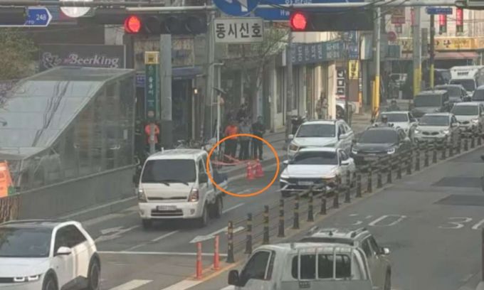 16일 오후 4시 53분 서울 성북구 석관동 지하철 돌곶이역 6번출구 앞에서 싱크홀 의심 신고가 접수됐다. 현장을 부분 통제 중인 모습. /사진=서울교통정보센터