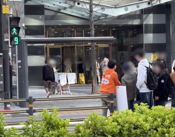 이준석 개혁신당 대선 후보가 16일 서울 금천구 가산디지털단지역 인근에서 출근길 인사를 하는 중 시민들과 사진 찍는 모습. /사진=정경훈 기자