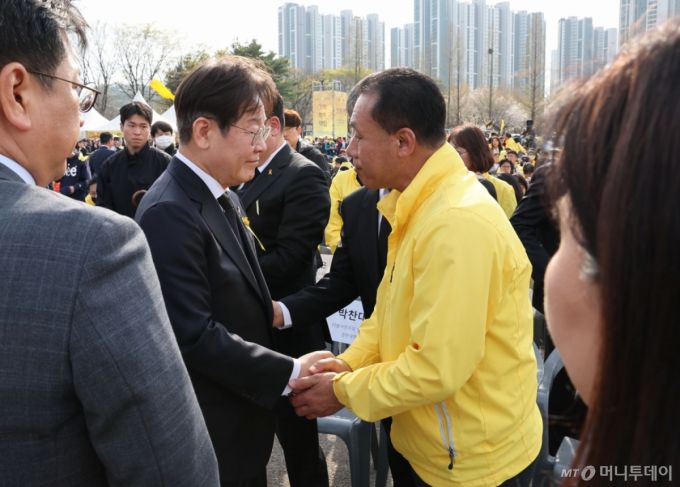 (안산=뉴스1) 김영운 기자 = 16일 오후 경기 안산시 단원구 화랑유원지 제3주차장에서 열린 세월호참사 11주기 기억식에서 이재명 더불어민주당 전 대표가 김종기 세월호참사가족협의회 운영위원장과 인사하고 있다. (공동취재) 2025.4.16/뉴스1  Copyright (C) 뉴스1. All rights reserved. 무단 전재 및 재배포,  AI학습 이용 금지. /사진=(안산=뉴스1) 김영운 기자