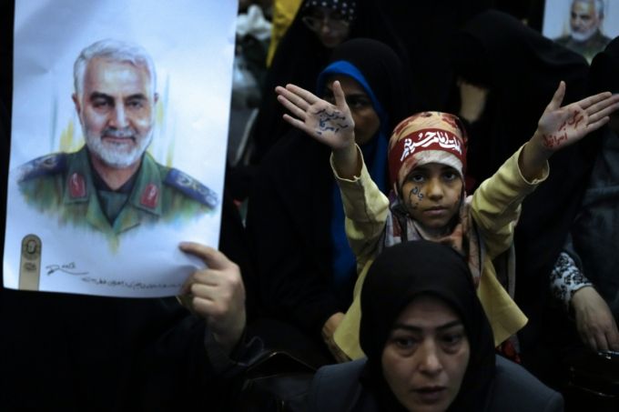 1월2일(현지시각) 이란 테헤란의 이맘 호메이니 모스크에서 이란 혁명군 수비대 쿠드스군 사령관 가셈 솔레이마니 장군 사망 5주기 추모 집회가 열려 한 소녀가 "미국에 죽음을" "이스라엘에 죽음을"이라고 적은 손바닥을 보여주고 있다. /AP=뉴시스