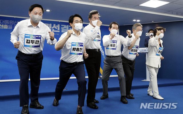 2021년 7월11일 서울 여의도 더불어민주당 중앙당사에서 열린 제20대 대통령선거 예비후보자 선출을 위한 예비경선 결과 발표에서 당시 본경선에 진출한 김두관(왼쪽부터), 박용진, 이낙연, 정세균, 이재명, 추미애 후보가 기념촬영을 하고 있다./ 사진제공=뉴시스