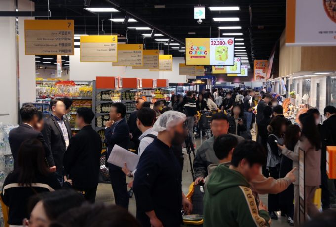 이마트 푸드마켓 고덕점에서 고객들이 매장을 둘러보고 있다. /사진제공=이마트