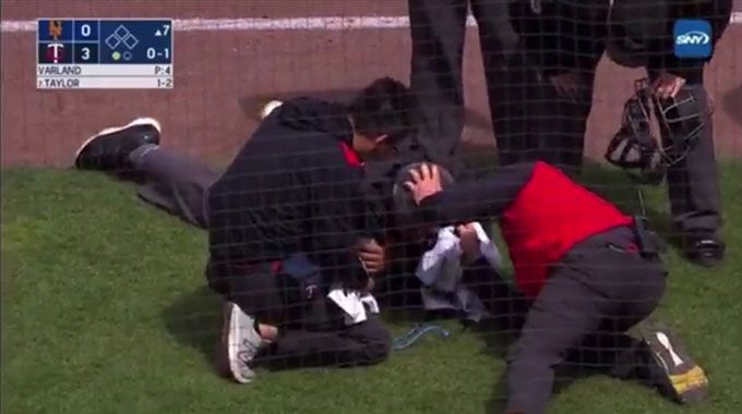 16일(현지시간) 미국 미네소타 타겟 필드에서 열린 메이저리그(MLB) 뉴욕 메츠와 미네소타 트윈스의 시리즈 마지막 경기 7회 말 1루심 헌터 웬델스테트가 뉴욕 메츠의 타자 타이론 테일러의 파울 타구에 머리를 맞아 쓰러졌다./사진=엑스(X·옛 트위터)