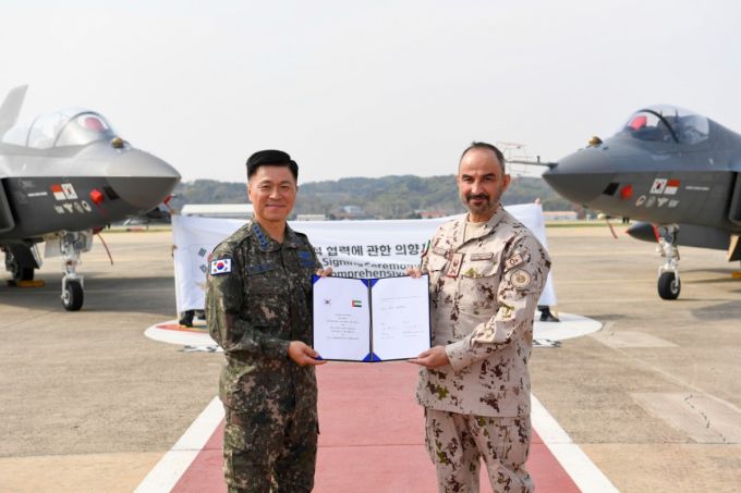 이영수 공군참모총장(대장)이 16일라시드 모하메드 알 샴시(Rashed Mohammed A. Al Shamsi) UAE 공군방공사령관(소장)과 함께 KAI(한국항공우주)를 방문해 KF-21 생산 시설을 둘러보고, KF-21 포괄적 협력에 관한 의향서를 체결했다. 사진은 의향서를 들고 기념촬영하는 이 총장과 알 샴시 사령관. / 사진=공군